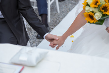 Obraz na płótnie Canvas Mani unite di sposa e sposo