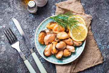 Marinated mussels with lemon and spices