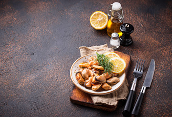 Marinated mussels with lemon and spices