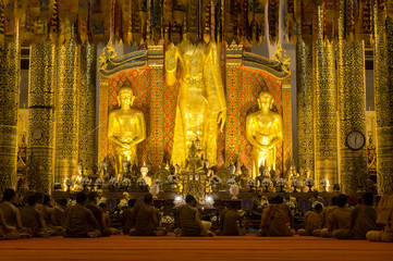 Une ceremonie bouddhiste avec des jeunes moines dans un temple de chiang mai 