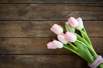 Strauss Tulpen in pink auf Holzhintergrund braun