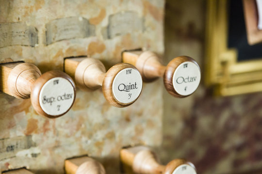 Register einer Orgel in barocker Kirche