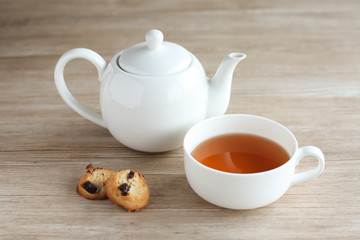 テーブルに置いた 紅茶 ティーポット レーズンのクッキー 