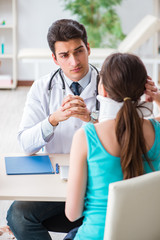 Obraz premium Doctor is explaining to patient with neck injury