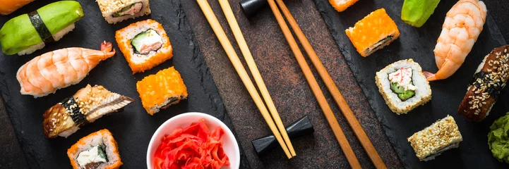Keuken spatwand met foto Sushi en sushi roll ingesteld op stenen tafelblad uitzicht © nadianb