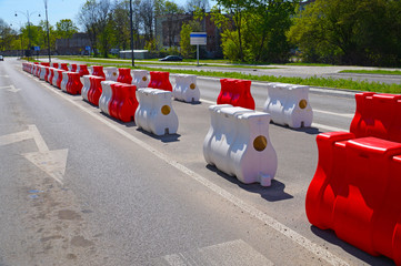 Organization of road traffic using road separators