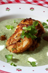 Abgebräunte Brezen-Serviettenknödl an Radieschenblättersuppe