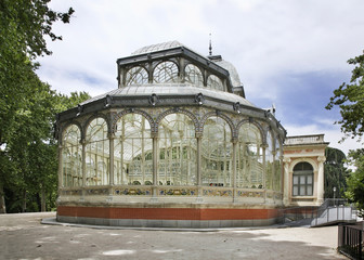 Obraz premium Crystal Palace (Palacio de Cristal) at Buen Retiro park (Park of Pleasant Retreat) in Madrid. Spain