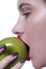 Młoda piekna kobieta zjada jabłko - obrazy, fototapety, plakaty