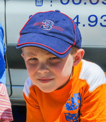 Junge mit Cappy schaut konzentriert und misstrauisch in die Kamera