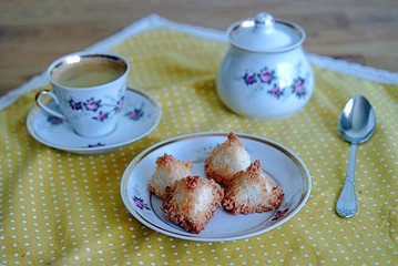 Sweet coconut biscuits with egg whites