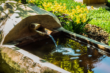 fontana in legno con acqua che sgorga