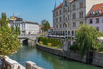 Fototapeta na wymiar Słowenia - 22 sierpnia 2017: Rzeka Lublianica przepływająca przez centrum Ljubliany w sierpniowy, słoneczny dzień 