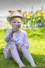 Portrait hübsches blondes Mädchen auf der Frühlingswiese