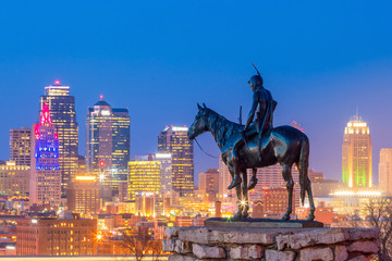 The Scout overlooking downtown Kansas City - obrazy, fototapety, plakaty