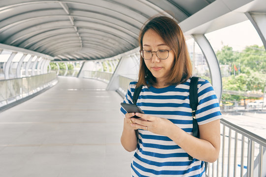 Tourist girl Asians aged 25-35 use smartphones to find destinations. Find places of interest. The use of smartphones today is very important to travel today. using as background travel concept.