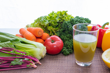 緑黄色野菜と栄養たっぷり野菜ジュース