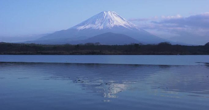 精進湖と富士山