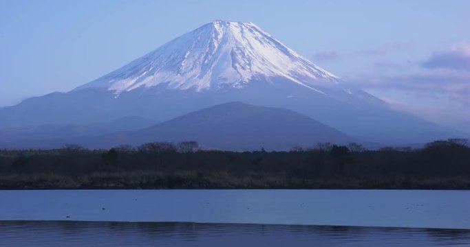 精進湖と富士山
