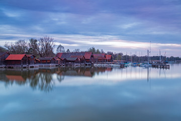 Fototapeta premium Bootshäuser bei Tagesanbruch in Dießen am Ammersee 