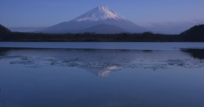 精進湖と富士山