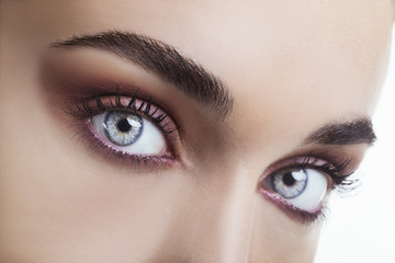 Naklejka premium Niebieskie oczy z makijażem