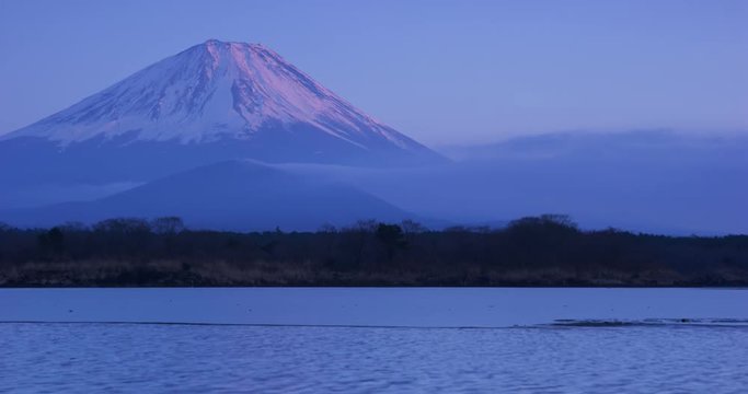 精進湖と富士山