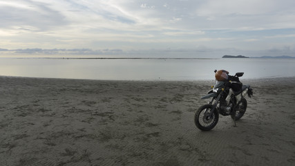 Fototapeta premium motorcycle on beach and near ocean. adventure style.
