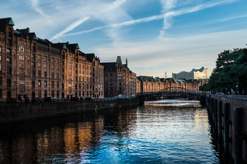 Obraz premium Hamburg Speicherstadt in der Dämmerung mit Elbphilharmonie im Hintergrund