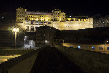 Fototapeta na wymiar View of the Cova at night, from the Roman bridge at the entrance to the city of Manresa