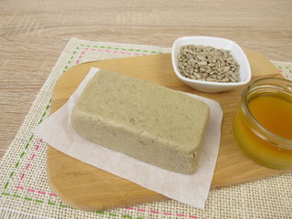 Selbst gemachtes Halva mit Sonnenblumenkernen und Honig