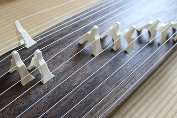 日本の伝統的な楽器の琴が畳の上にある　ぼかし背景