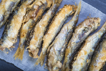 Sardinas fritas, pescado azul saludable para la comida o el aperitivo