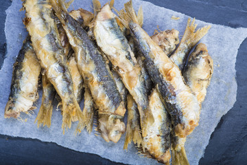 Sardinas fritas, pescado azul saludable para la comida o el aperitivo