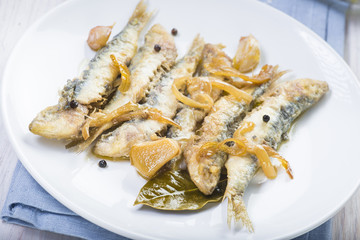 Sardinas en escabeche, pescado azul en la comida para una dieta saludable