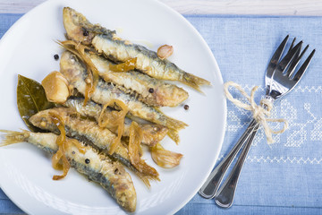 Sardinas en escabeche, pescado azul en la comida para una dieta saludable