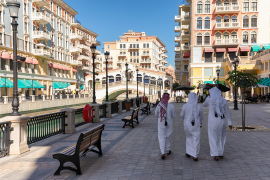 Das Qanat Quartier mit mediterraner Architektur auf der Pearl in Doha, Katar