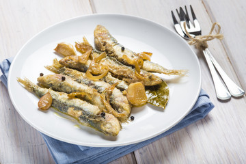 Sardinas en escabeche, pescado azul en la comida para una dieta saludable