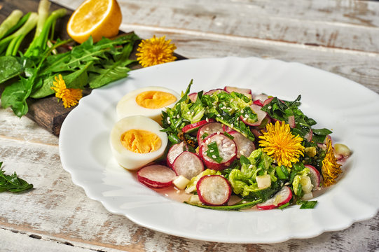 Easy spring salad with dandelions