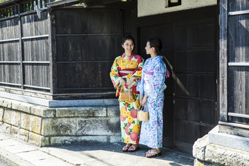 浴衣を着ている美しい日本人女性