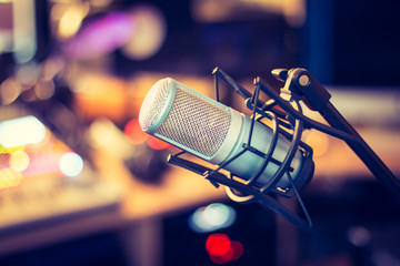 Obraz premium Mikrofon w studiu nagraniowym, radio