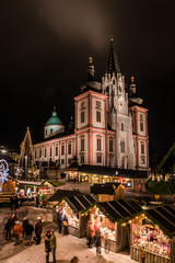 Fototapeta na wymiar Basilika Mariazell mit Adventmarkt (A)