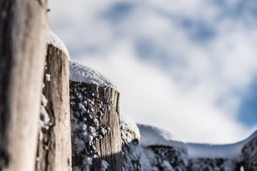 Holzpalisaden im Schnee