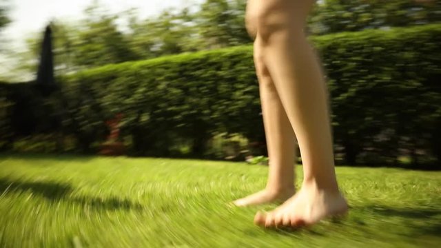 Junge und M&auml;dchen Spielen Fu&szlig;ball im Garten 