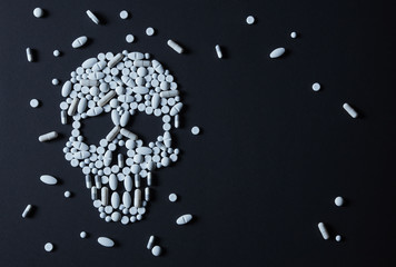 Totenkopf aus Tabletten