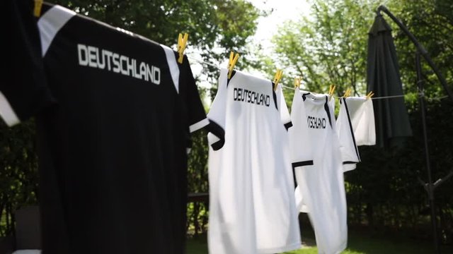 Deutschland fu&szlig;ball Trikot an der w&auml;scheleine im Garten