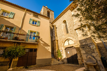 Fototapeta na wymiar Eglise et maison de village de Fayence, Provence, France. 