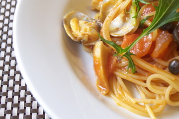 トマトソース風味のアサリのパスタ