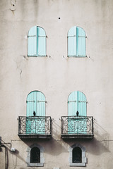 Architecture, fenêtres volets verts symétriques