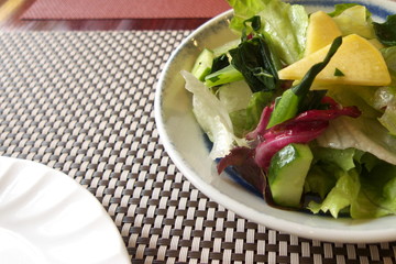 オリーブオイルのイタリアンドレッシングのサラダ